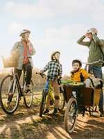 Eine junge Familie fährt zusammen Fahrrad.