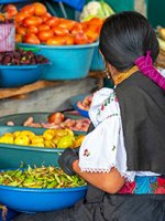 Frau am Marktstand in Ecuador